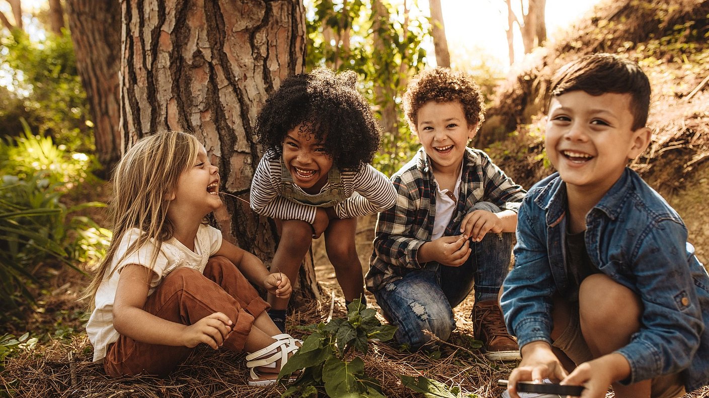 Gruppe von Kindern die im Wald spielen