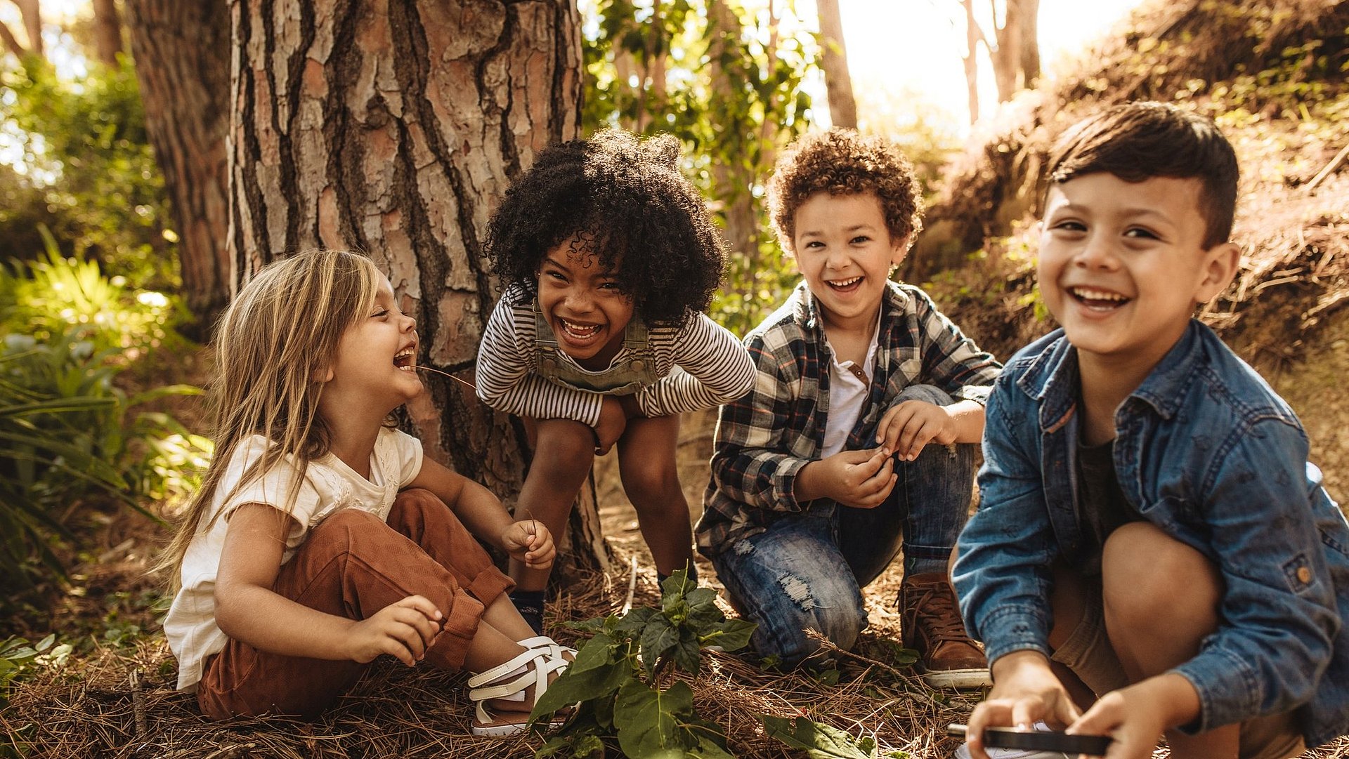 Gruppe von Kindern die im Wald spielen