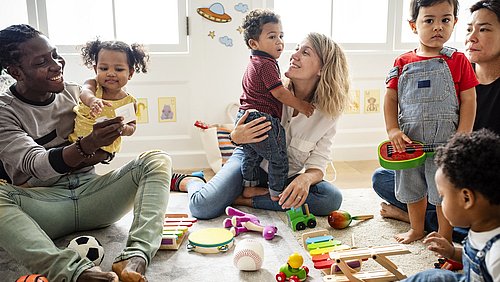 Diverse Eltern und Kinder spielen zusammen