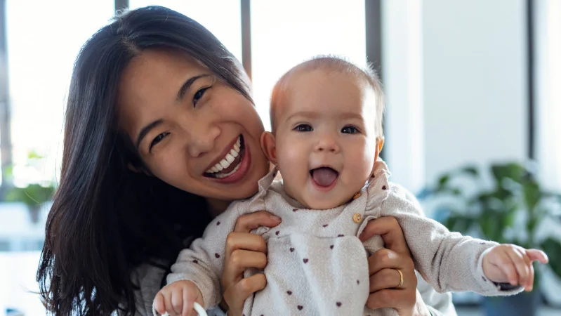 Mutter_und_Baby_kuscheln_fröhlich_im_Bett