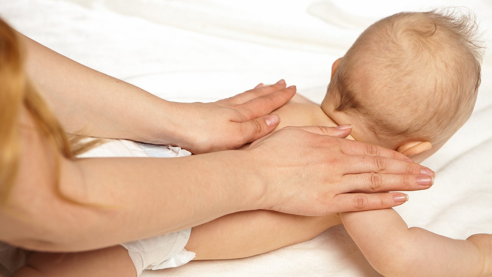 Babys Rücken wird massiert