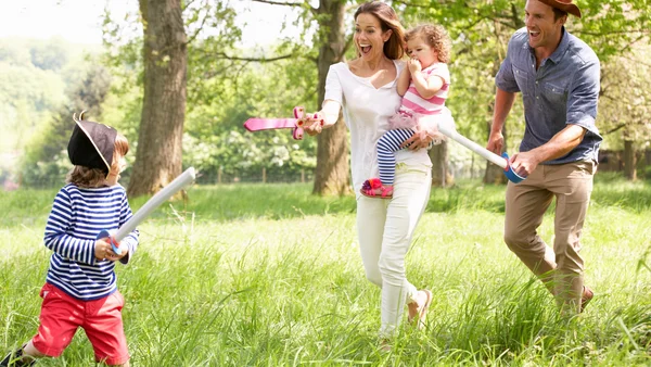 Eltern spielen Abenteuer spiel draußen mit den Kindern