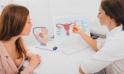 Gynäkologin und jugendliches Mädchen unterhalten sich