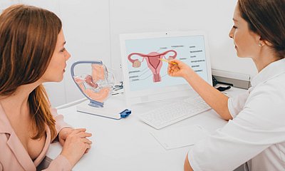 Gynäkologin und jugendliches Mädchen unterhalten sich