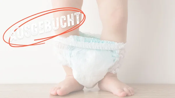 Pampers zwischen Baby Beinen