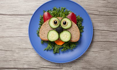 Ein_belegtes_Brot_mit_Gemüse_arrangiert_wie_ein_Tiergesicht