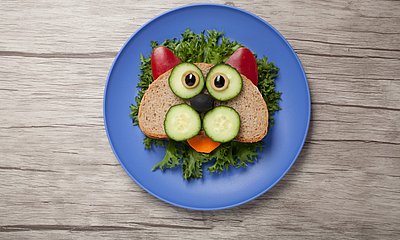 Ein_belegtes_Brot_mit_Gemüse_arrangiert_wie_ein_Tiergesicht