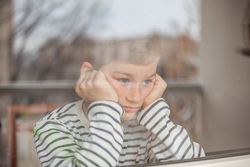 Kind schaut mit ernstem Gesichtsausdruck au