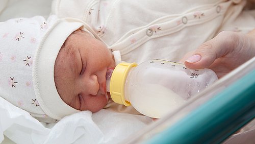 Ein Baby trinkt aus der Flasche