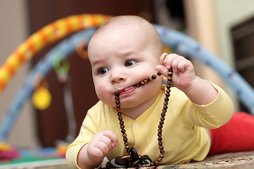 Baby kaut auf Perlenkette