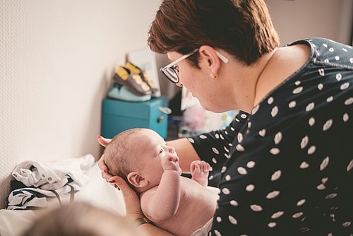 Beraterin untersucht Baby