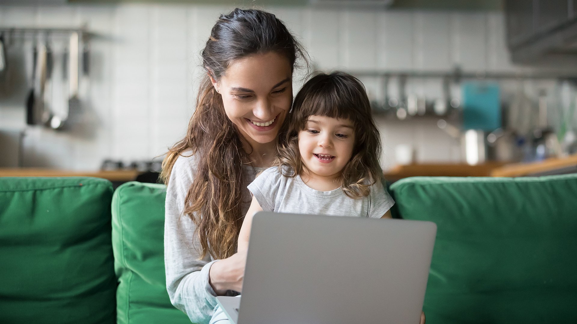 Mutter und Tochter schauen auf Laptop