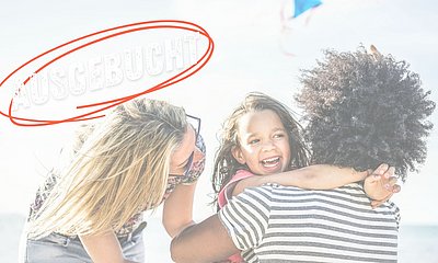 Vater und Mutter haben Spaß mit ihrer Tochter und umarmen sie.