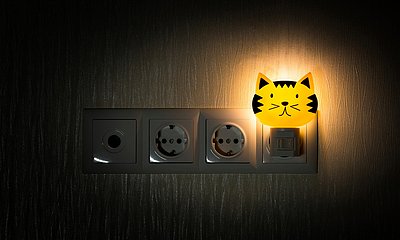 Katzen Nachtlicht eingeschaltet in der Steckdose