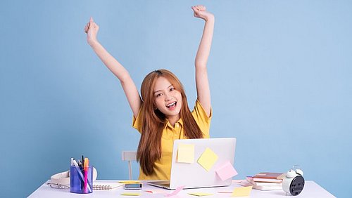 Teenager an einem Schreibtisch mit Materialien