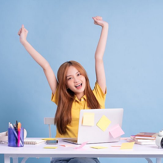 Teenager an einem Schreibtisch mit Materialien