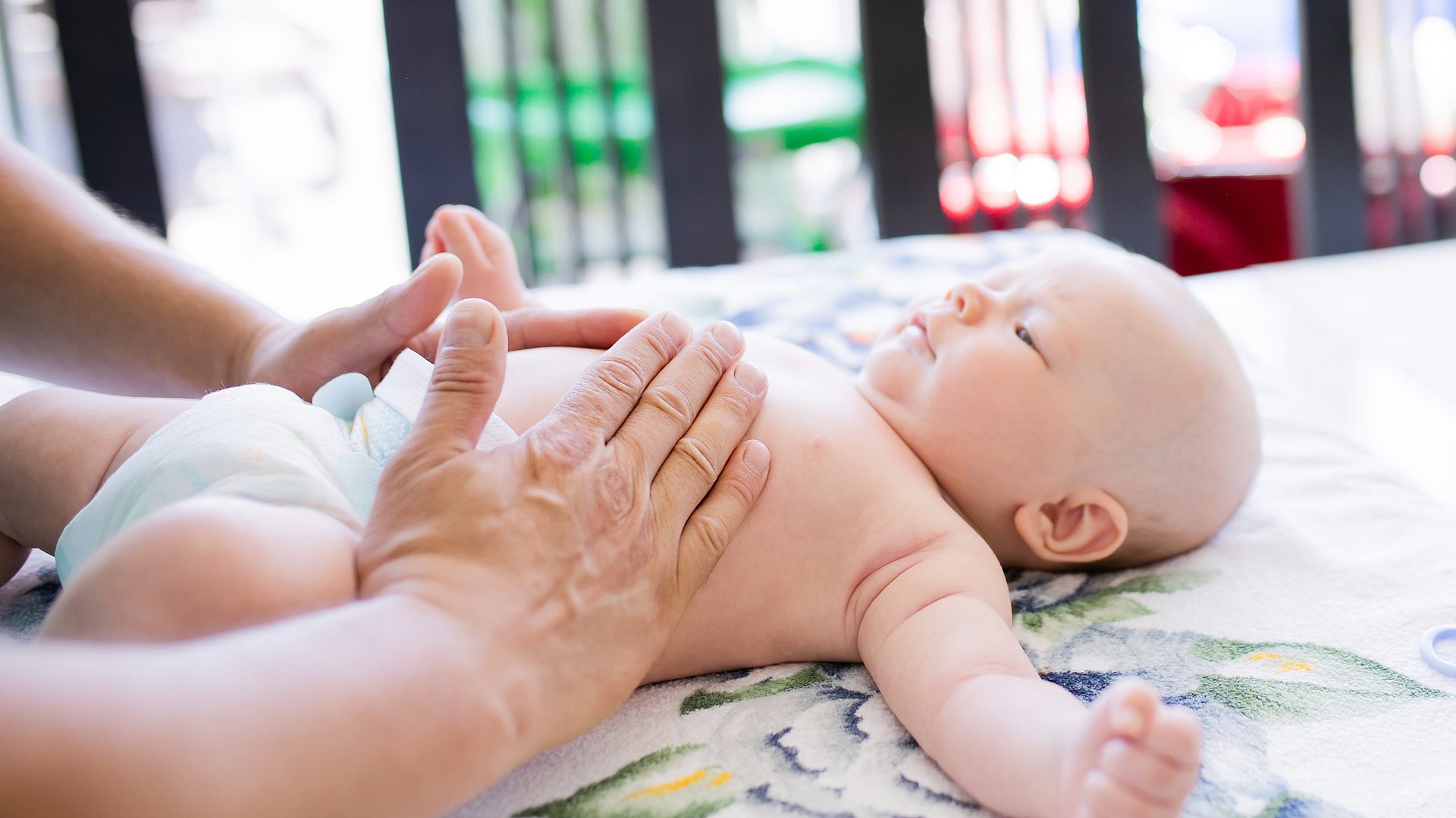 Babys Bauch wird massiert