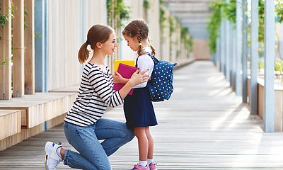 Schulkind mit Mutter