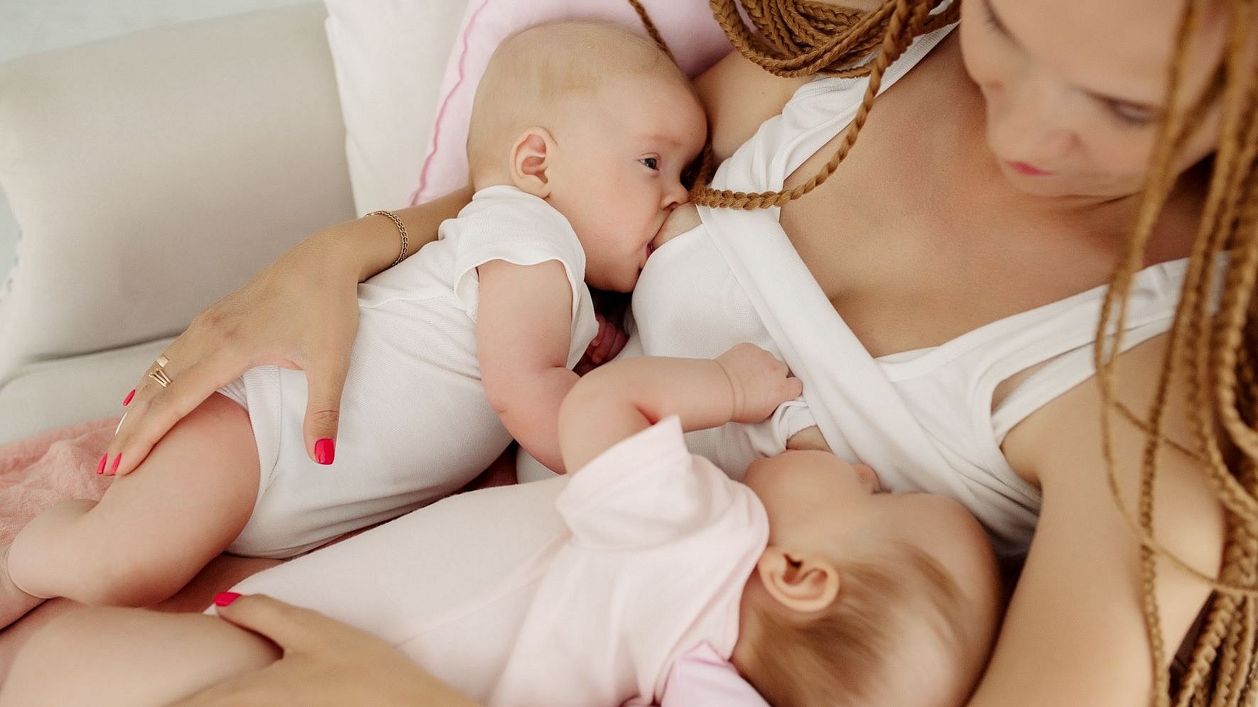 Mutter stillt ihre zwei Babys