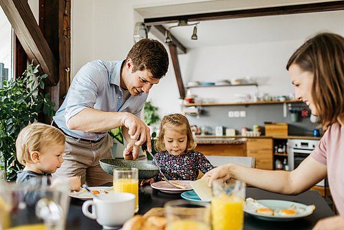 Familie_mit_zwei_Kindern_isst_Abendessen