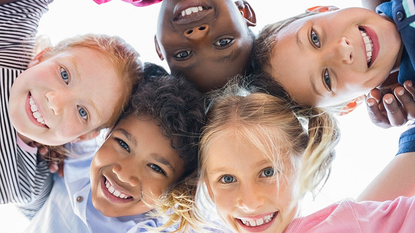 Multiethnische Kinder in einem Kreis