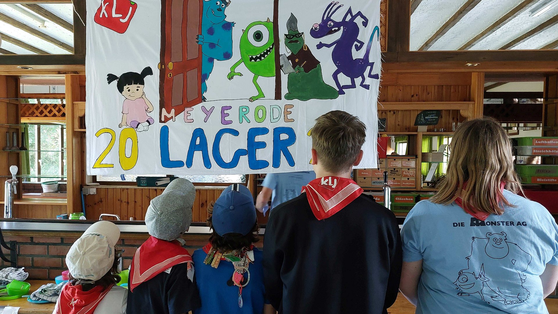 Pfadfinder schauen auf ein Lager Banner