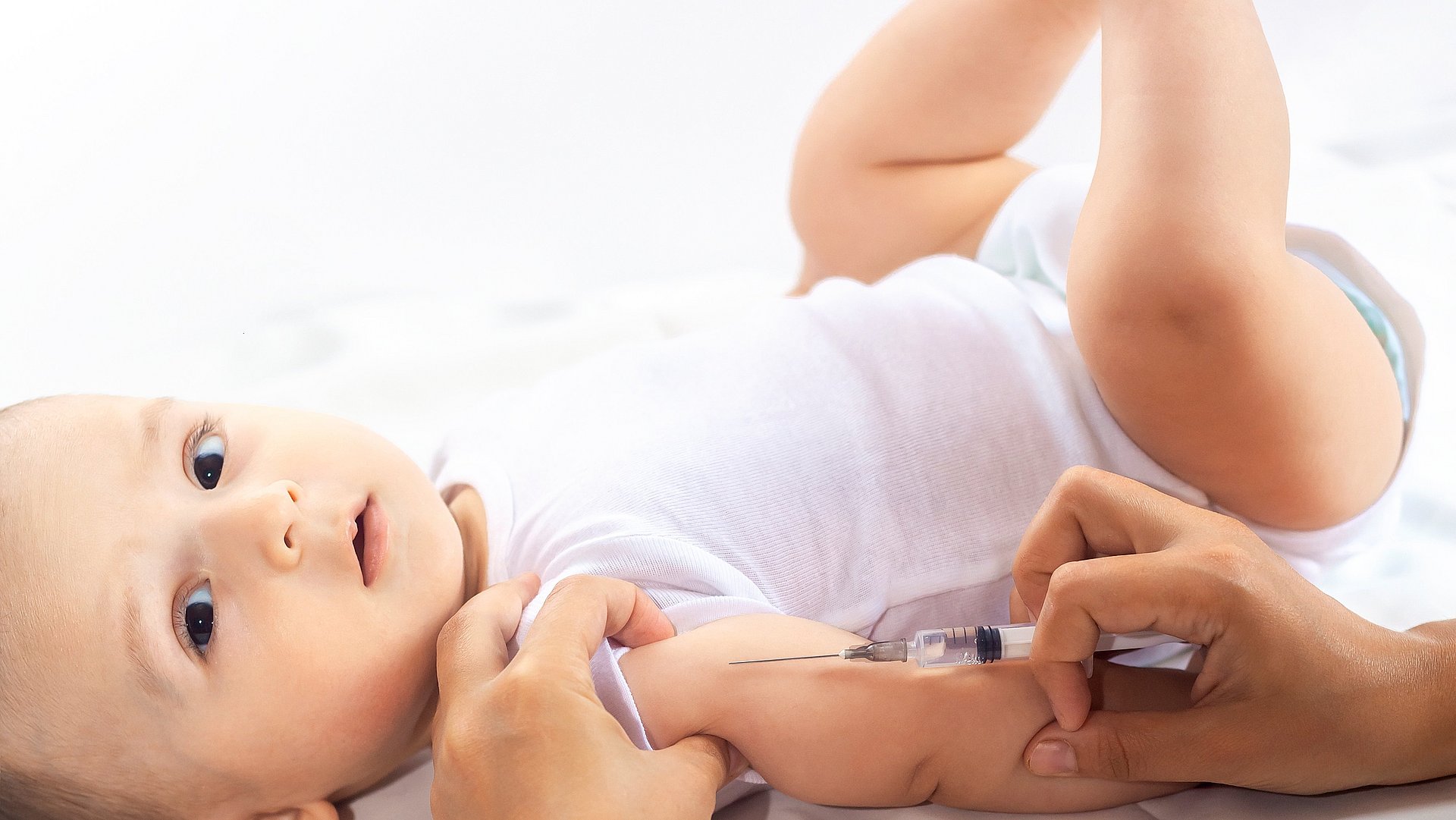 Baby wird im Liegen geimpft