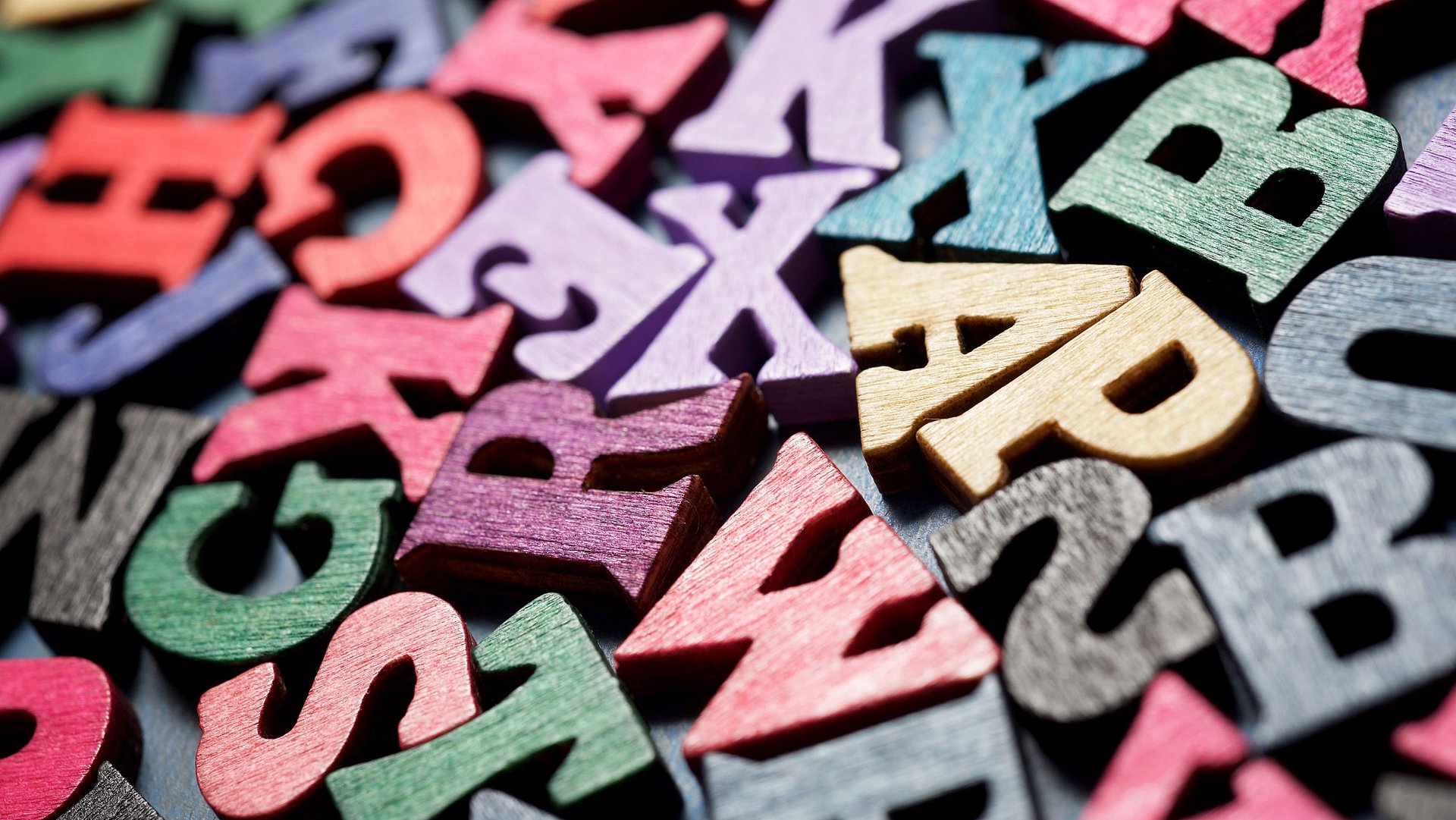 Bunte Holzbuchstaben