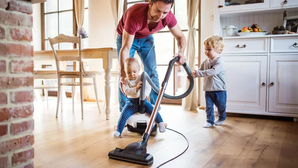 Vater und zwei Kinder arbeiten im Haushalt