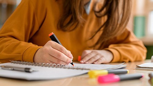 Schüler benutzt Marker am Schreibtisch