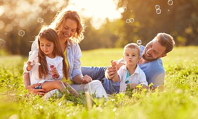 Bild mit Familie im Grünen