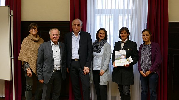 Manfred Kohnen und Christine Schifflers gemeinsam mit weiteren Kooperationspartnern. 
