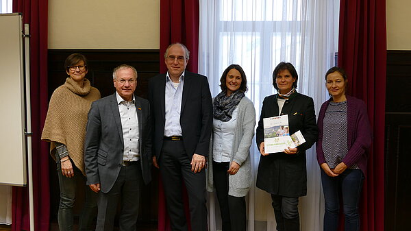 Manfred Kohnen und Christine Schifflers gemeinsam mit weiteren Kooperationspartnern. 