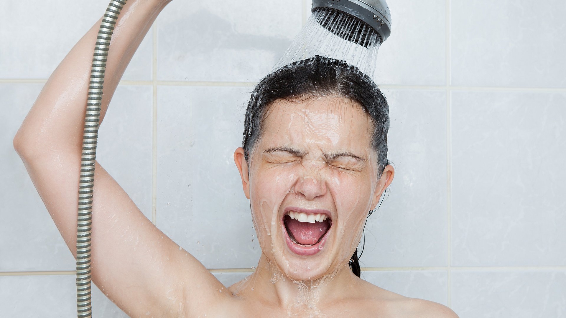 Mädchen steht unter der Dusche