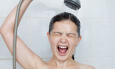 Mädchen steht unter der Dusche