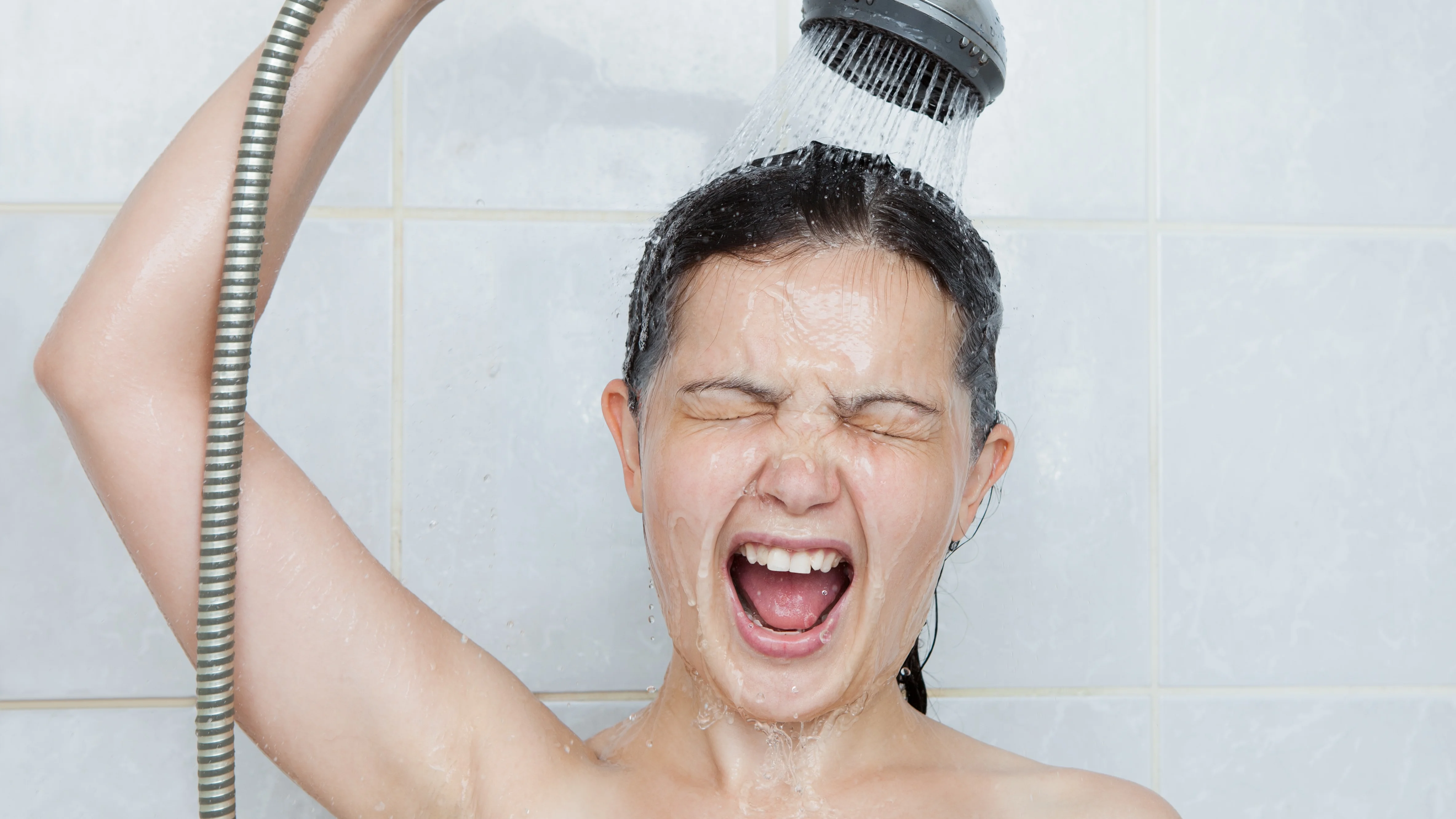Mädchen steht unter der Dusche