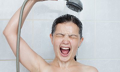 Mädchen steht unter der Dusche