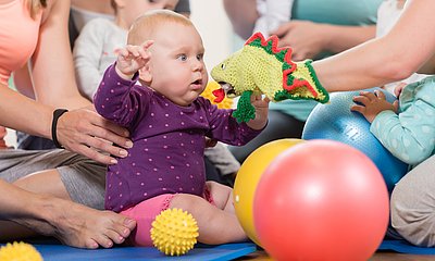 Eltern spielen mit Babys