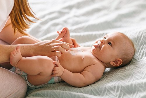 Baby übt Sprachentwicklung mit der Zunge