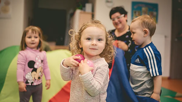 Kinder bei einem Psychomotorikkurs