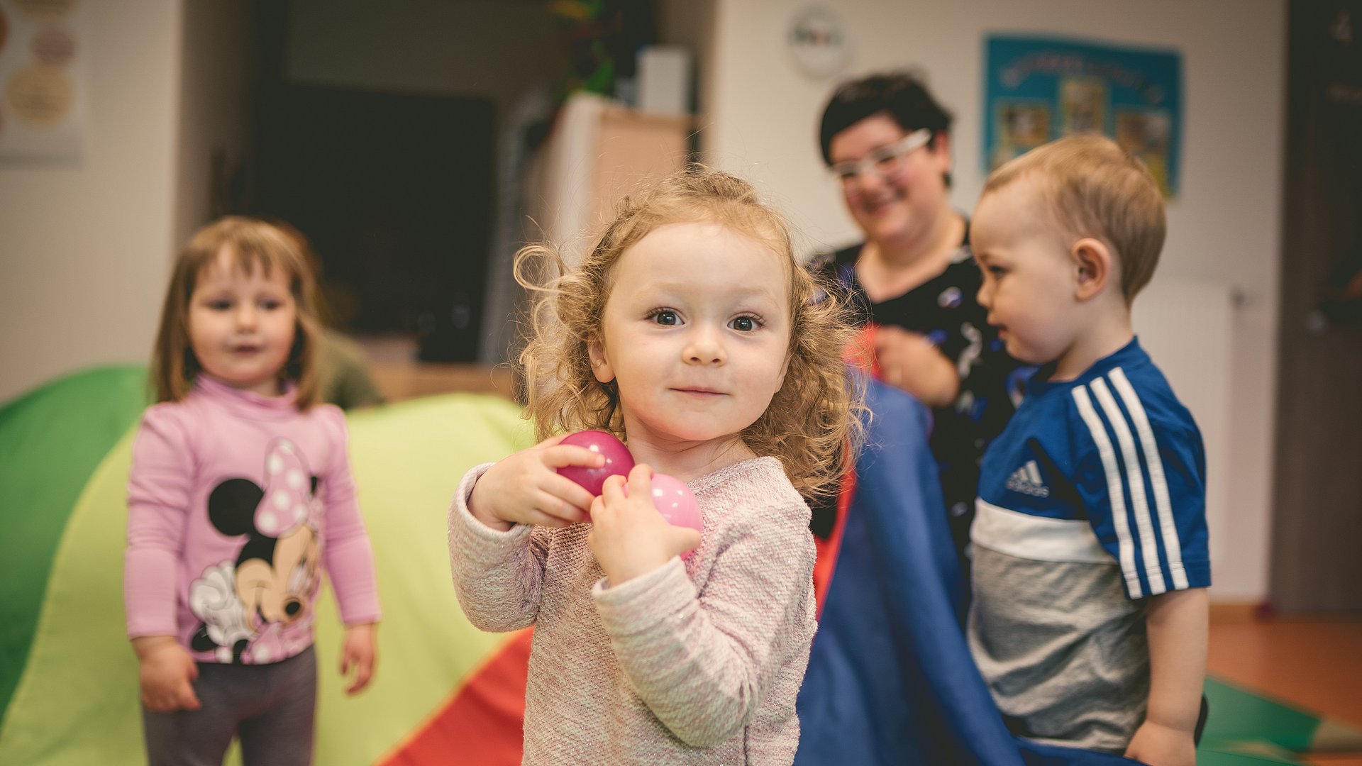 Kinder bei einem Psychomotorikkurs