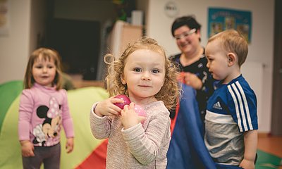 Kinder bei einem Psychomotorikkurs