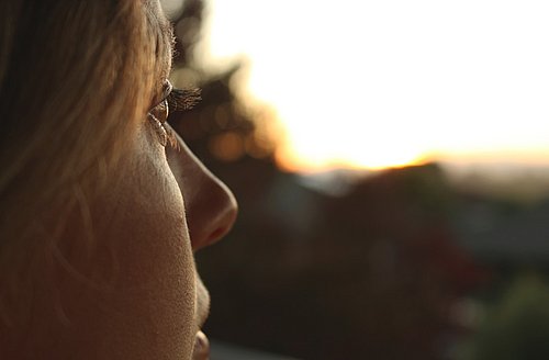 Person schaut in die Ferne