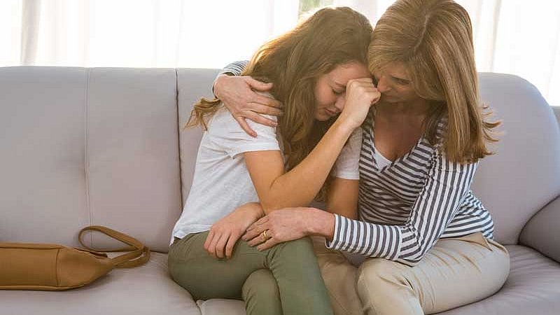 Mutter_troestet_Jugendliche