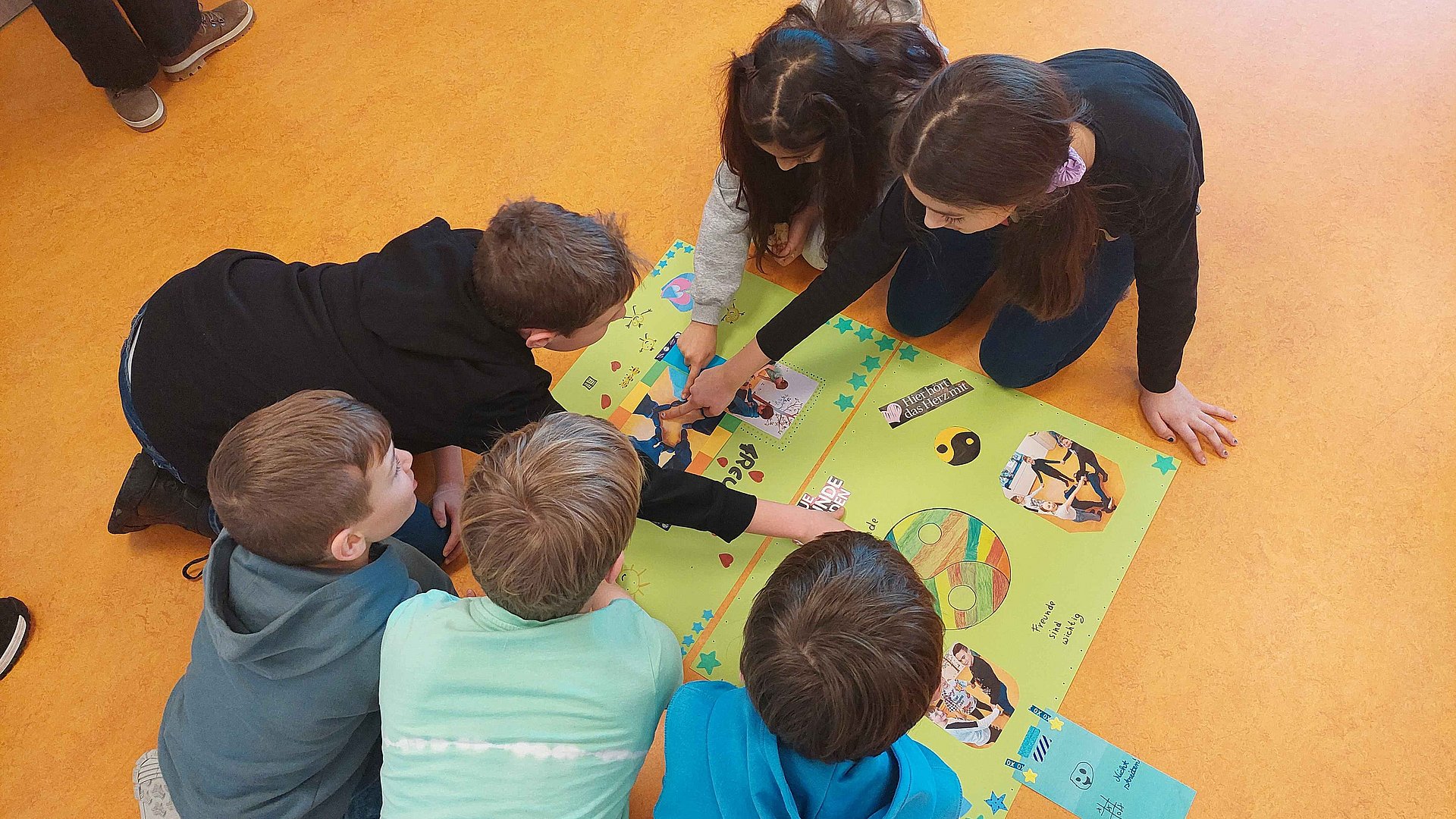 Kinders basteln Plakat für Klassenanimation