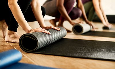 Frauen Rollen Yogamatten ein