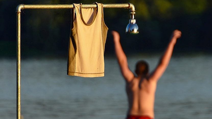 Jugendlicher springt ins Wasser