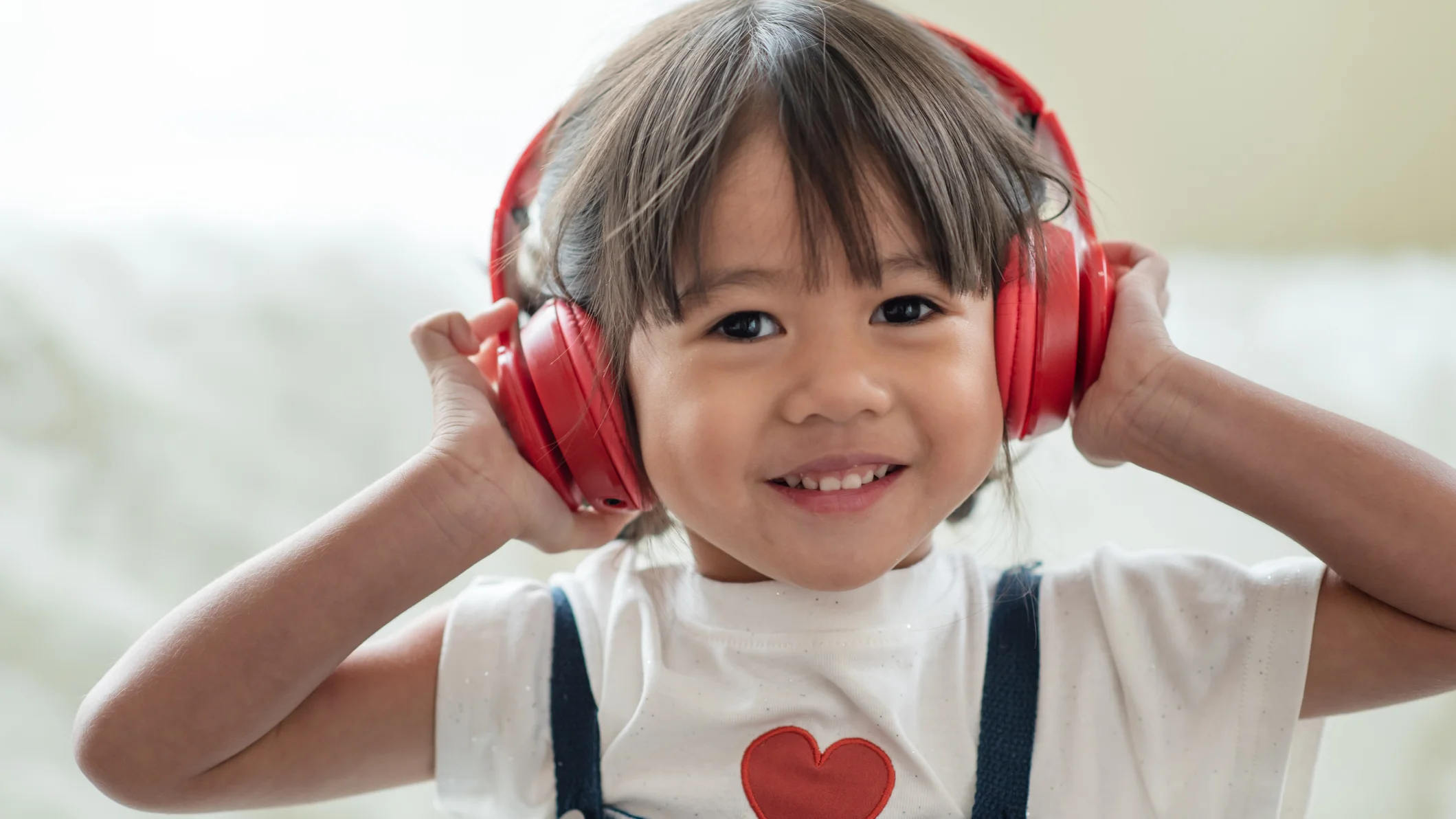 Glückliches Kind genießt es , Musik mit Kopfhörern zu hören