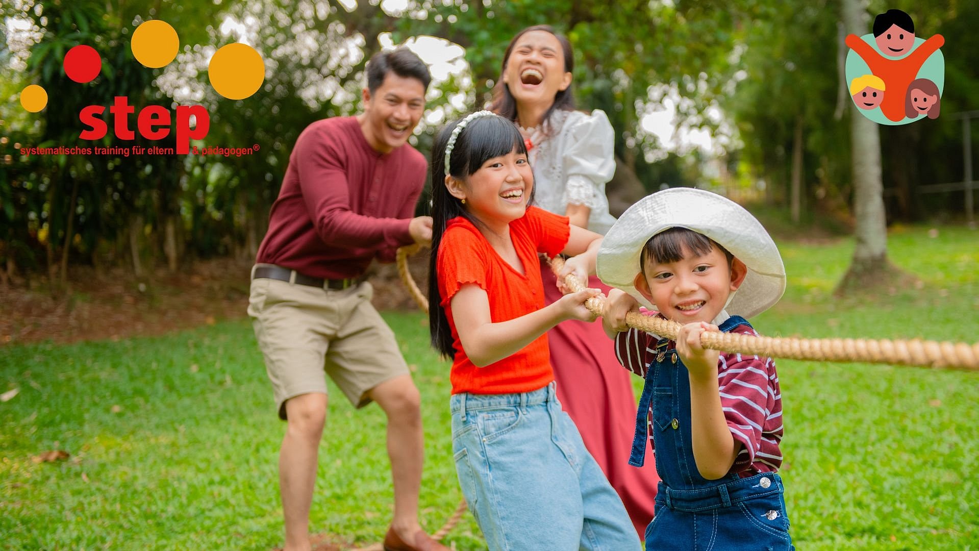 Familie zieht eine Kordel gemeinsam in die richtige Richtung