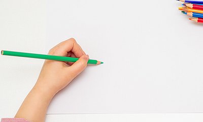 Eine Hand hält einen Buntstift